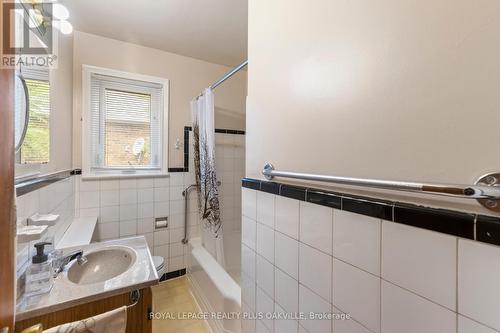 377 Bartos Drive, Oakville, ON - Indoor Photo Showing Bathroom