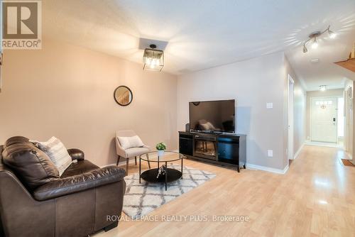 57 - 45 Bella Vista Way, Toronto (Downsview-Roding-Cfb), ON - Indoor Photo Showing Living Room