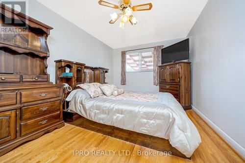 16 Langstone Crescent, Halton Hills, ON - Indoor Photo Showing Bedroom