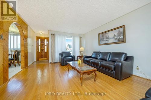 16 Langstone Crescent, Halton Hills, ON - Indoor Photo Showing Living Room