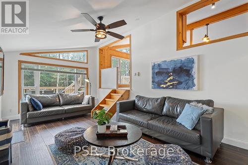 281 Stewart Lake Road, Georgian Bay, ON - Indoor Photo Showing Living Room