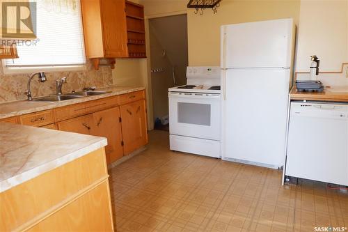 113 2Nd Avenue W, Mossbank, SK - Indoor Photo Showing Kitchen With Double Sink