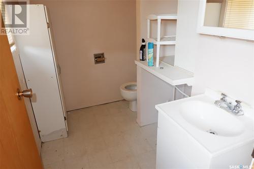 113 2Nd Avenue W, Mossbank, SK - Indoor Photo Showing Bathroom