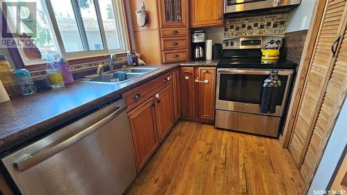 1546 Ashley Drive, Swift Current, SK - Indoor Photo Showing Kitchen With Double Sink