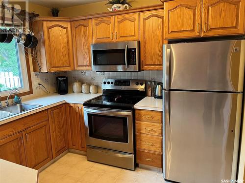 740 Rick Smith Crescent, Weyburn, SK - Indoor Photo Showing Kitchen