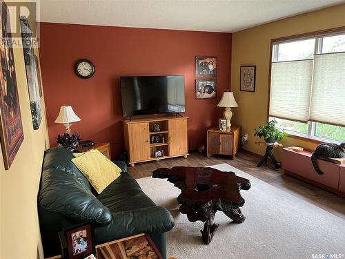 740 Rick Smith Crescent, Weyburn, SK - Indoor Photo Showing Living Room