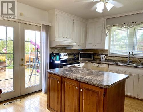 479 Balsam St S, Timmins, ON - Indoor Photo Showing Kitchen With Double Sink