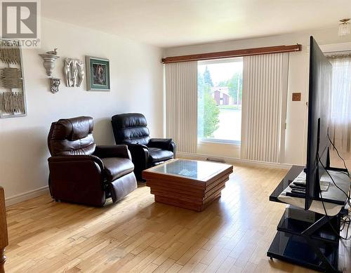 479 Balsam St S, Timmins, ON - Indoor Photo Showing Living Room