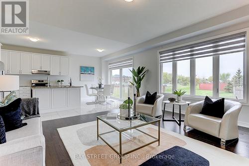 37 Bill Guy Drive, Georgina, ON - Indoor Photo Showing Living Room