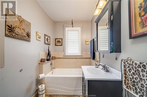 11 Ontario Street, Leamington, ON - Indoor Photo Showing Bathroom