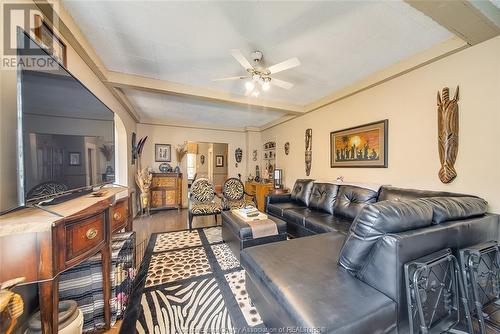 11 Ontario Street, Leamington, ON - Indoor Photo Showing Living Room