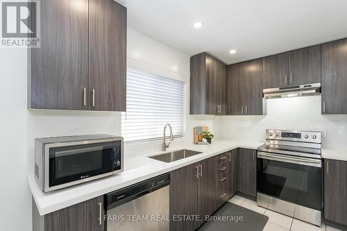 247 Diana Drive, Orillia, ON - Indoor Photo Showing Kitchen With Upgraded Kitchen