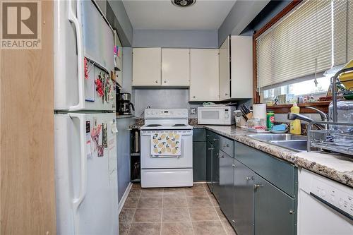 344 Wellington Heights, Greater Sudbury, ON - Indoor Photo Showing Kitchen With Double Sink