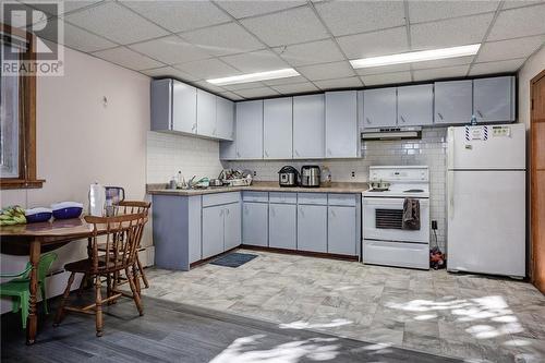 344 Wellington Heights, Greater Sudbury, ON - Indoor Photo Showing Kitchen