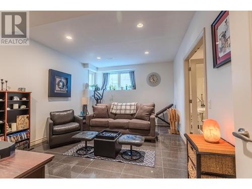 1542 Golf Ridge Drive, Kamloops, BC - Indoor Photo Showing Living Room