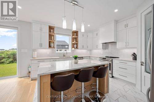 59 Wayside Lane, Southwold (Talbotville), ON - Indoor Photo Showing Kitchen With Upgraded Kitchen