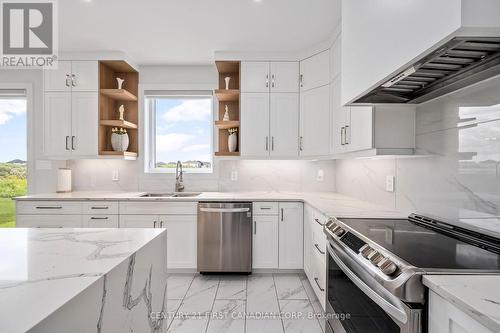 59 Wayside Lane, Southwold (Talbotville), ON - Indoor Photo Showing Kitchen With Upgraded Kitchen