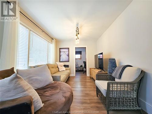 105 Tissiman Avenue, Chatham, ON - Indoor Photo Showing Living Room