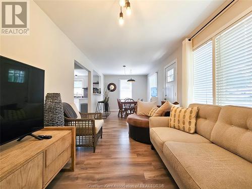 105 Tissiman Avenue, Chatham, ON - Indoor Photo Showing Living Room