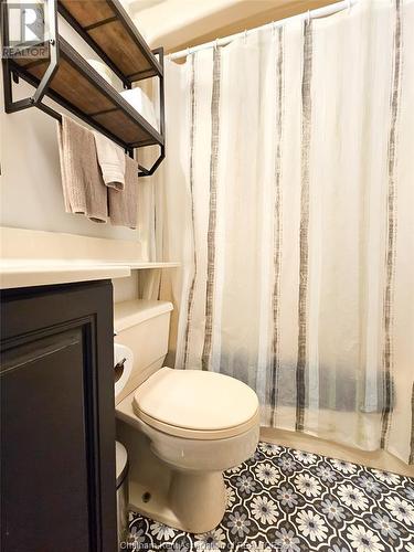 105 Tissiman Avenue, Chatham, ON - Indoor Photo Showing Bathroom