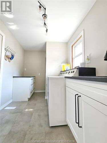 105 Tissiman Avenue, Chatham, ON - Indoor Photo Showing Laundry Room