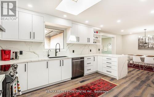 5111 Walkers Line, Burlington, ON - Indoor Photo Showing Kitchen With Upgraded Kitchen