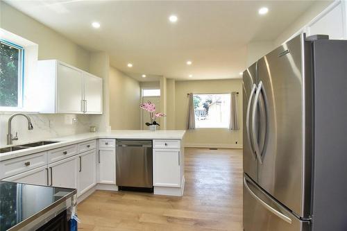 126 Evans Street, Hamilton, ON - Indoor Photo Showing Kitchen With Upgraded Kitchen