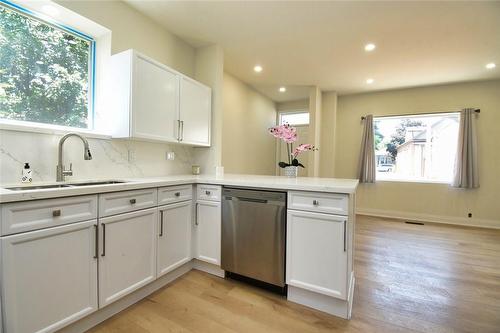 126 Evans Street, Hamilton, ON - Indoor Photo Showing Kitchen