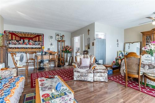 35 Towering Heights Boulevard|Unit #903, St. Catharines, ON - Indoor Photo Showing Living Room