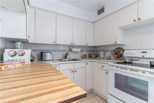 35 Towering Heights Boulevard|Unit #903, St. Catharines, ON - Indoor Photo Showing Kitchen