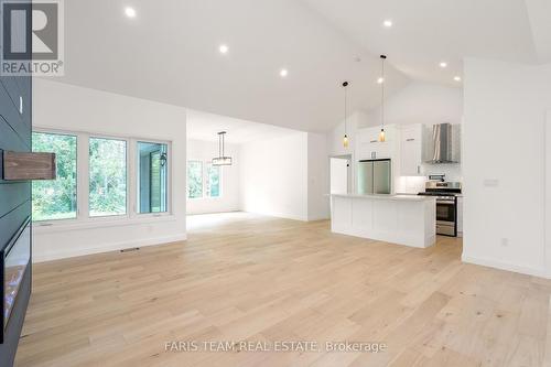 71 Rue Eric, Tiny (Lafontaine), ON - Indoor Photo Showing Kitchen