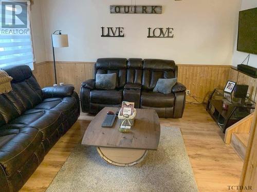 105 Federal St, Kirkland Lake, ON - Indoor Photo Showing Living Room