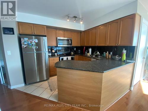 1811 - 231 Fort York Boulevard, Toronto (Niagara), ON - Indoor Photo Showing Kitchen With Double Sink