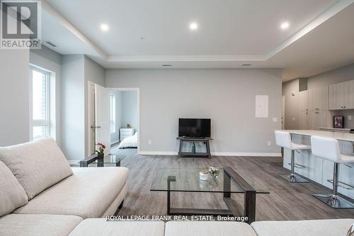 E2 - 513 Dundas Street E, Whitby (Downtown Whitby), ON - Indoor Photo Showing Living Room