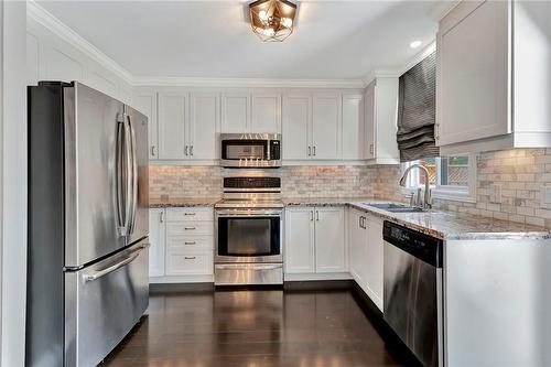 26 Jacqueline Boulevard, Hamilton, ON - Indoor Photo Showing Kitchen With Double Sink With Upgraded Kitchen