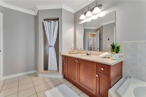 26 Jacqueline Boulevard, Hamilton, ON - Indoor Photo Showing Bathroom