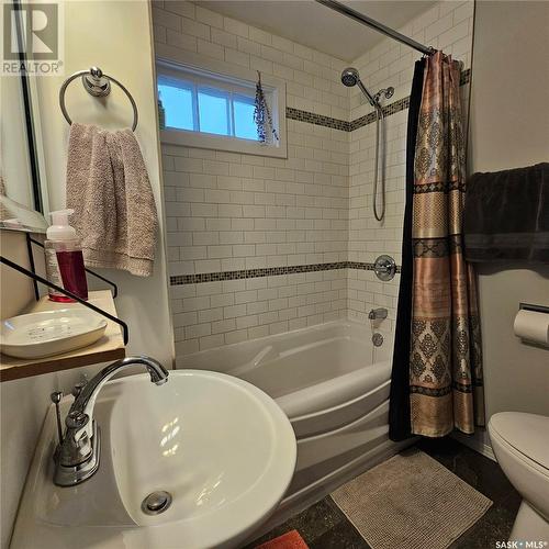 192 23Rd Street, Battleford, SK - Indoor Photo Showing Bathroom