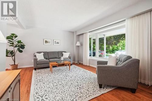 527 5Th Street E, Owen Sound, ON - Indoor Photo Showing Living Room