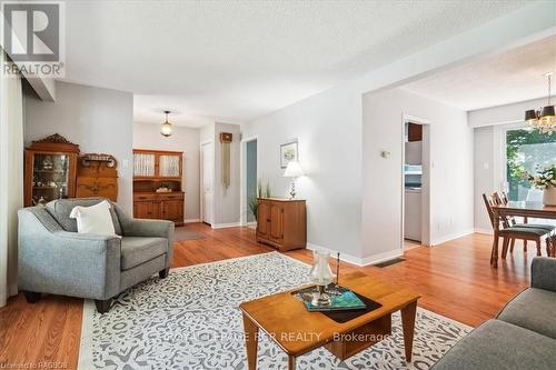 527 5Th Street E, Owen Sound, ON - Indoor Photo Showing Living Room