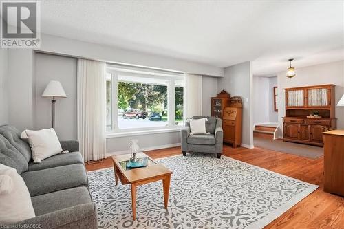 527 5Th Street E, Owen Sound, ON - Indoor Photo Showing Living Room