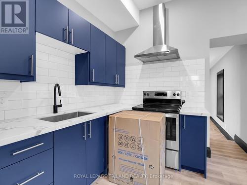 54 Stanley Street, London, ON - Indoor Photo Showing Kitchen With Upgraded Kitchen