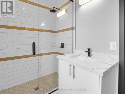 54 Stanley Street, London, ON - Indoor Photo Showing Bathroom