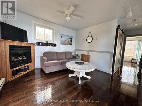 10 Fox Island, Georgina Islands, ON - Indoor Photo Showing Living Room