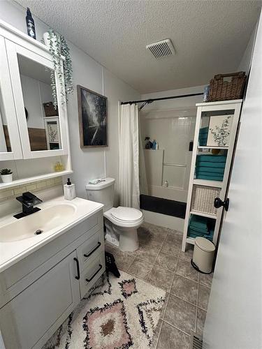 73 Baron Bay, Carberry, MB - Indoor Photo Showing Bathroom