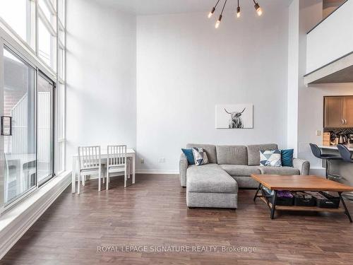 212-255 Richmond St E, Toronto, ON - Indoor Photo Showing Living Room