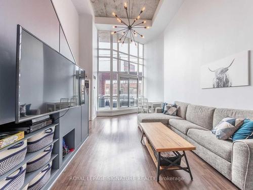 212-255 Richmond St E, Toronto, ON - Indoor Photo Showing Living Room