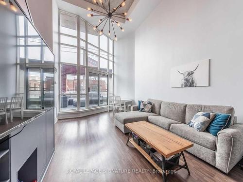 212-255 Richmond St E, Toronto, ON - Indoor Photo Showing Living Room