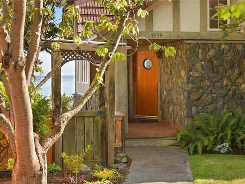 1659 Hollywood Cres, Victoria, BC 