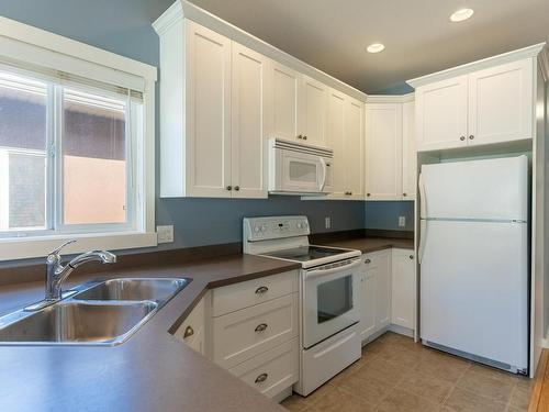 112-2920 Valleyview Drive, Kamloops, BC - Indoor Photo Showing Kitchen With Double Sink