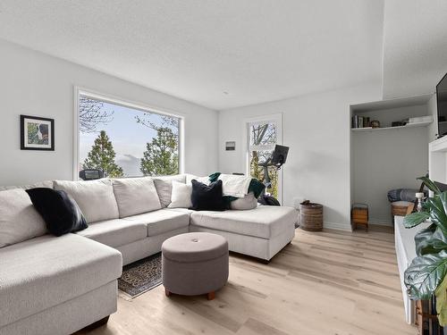 52-1221 Hugh Allan Drive, Kamloops, BC - Indoor Photo Showing Living Room